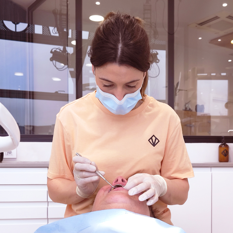 Ortodoncista realizando una intervención en una clínica dental