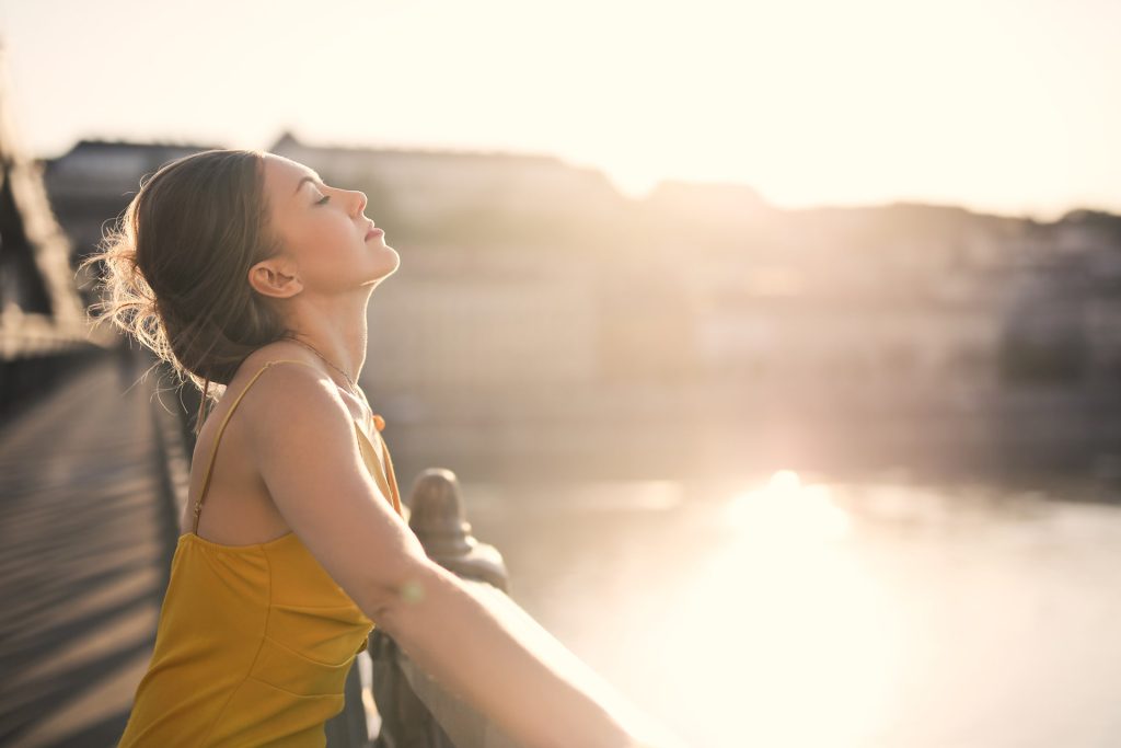 Mujer respirando emocionalmente feliz