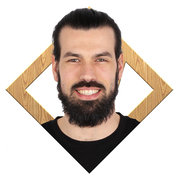 Retrato de Ander sobre fondo de logotipo Victoria Center