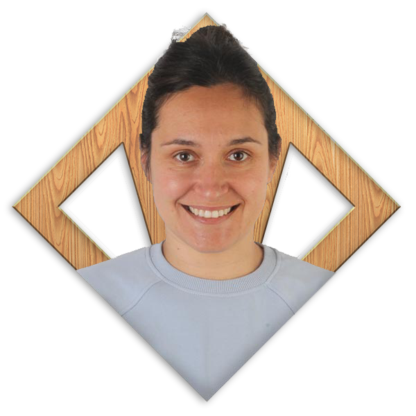 Retrato de Cristina sobre fondo de logotipo Victoria Center