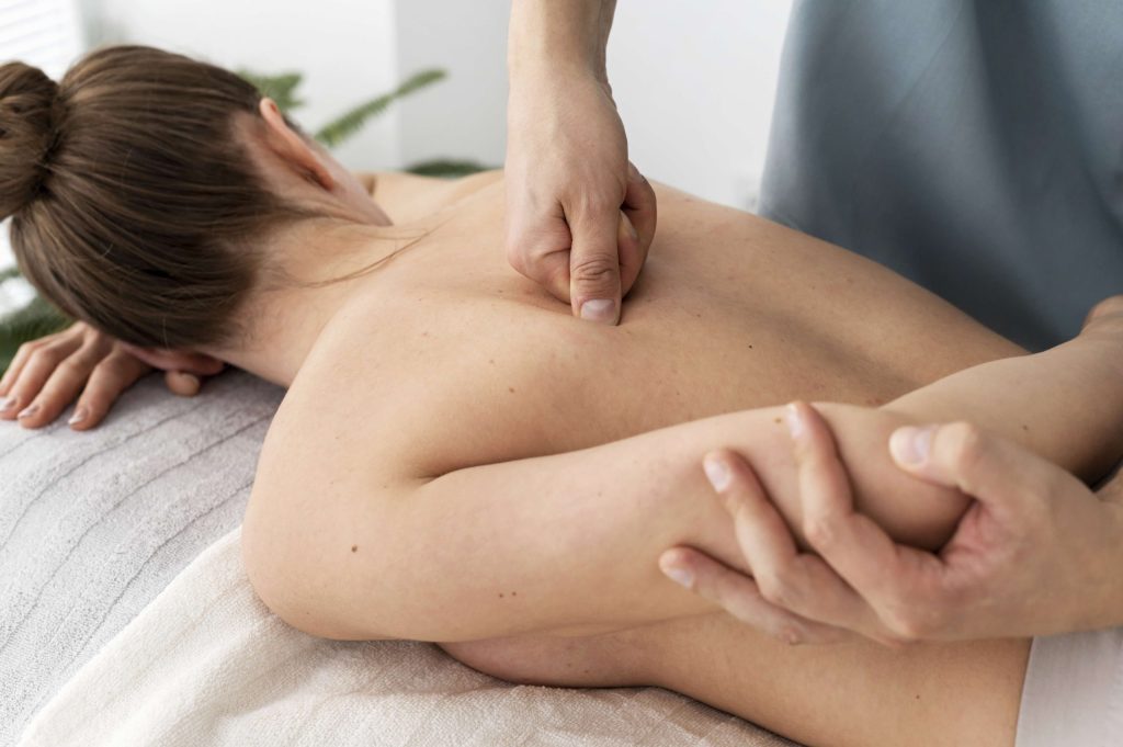Osteópata tratando la espalda de una mujer
