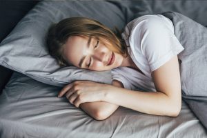 Mujer durmiendo plácidamente en la cama