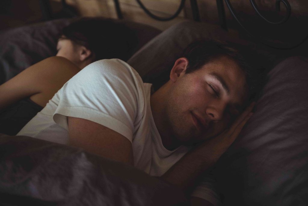 Persona durmiendo placidamente tras tratarse sus problemas con el sueño.