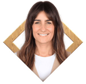 Retrato de Lidia sobre fondo de logotipo Victoria Center
